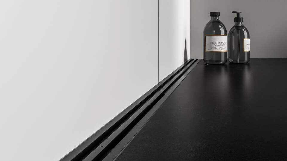 Banyonuzdaki Schlüter®-KERDI-LINE-VARIO MGS döndürülebilir drenaj kanalı grafit siyah mat